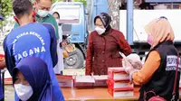Menteri Sosial Tri Rismaharini meninjau dapur umum di Covention Hall Surabaya, Sabtu (10/7).