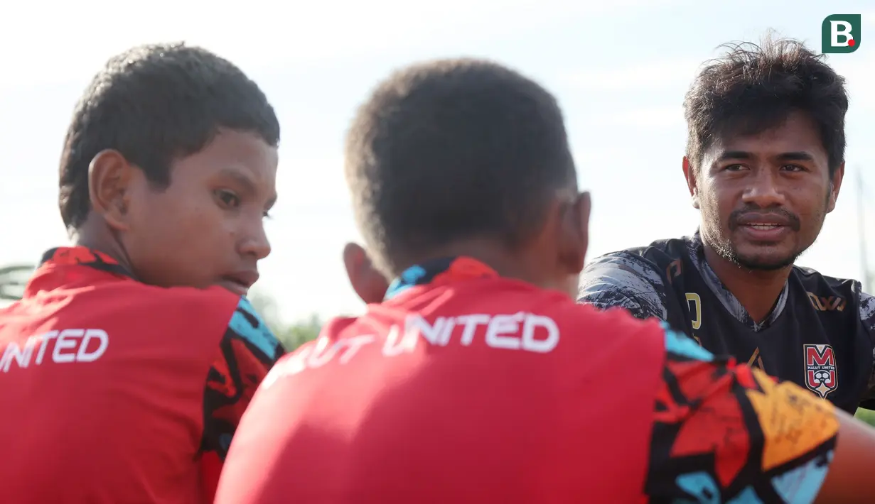 “Kalau kamu bermimpi dan kamu kejar mimpi itu, pasti insyallah ada jalan ke depan untuk sukses. Jangan malas-malas latihan,” salah satu kalimat yang diucapkan Ilham kepada anak-anak. (Bola.com/Okie Prabhowo)