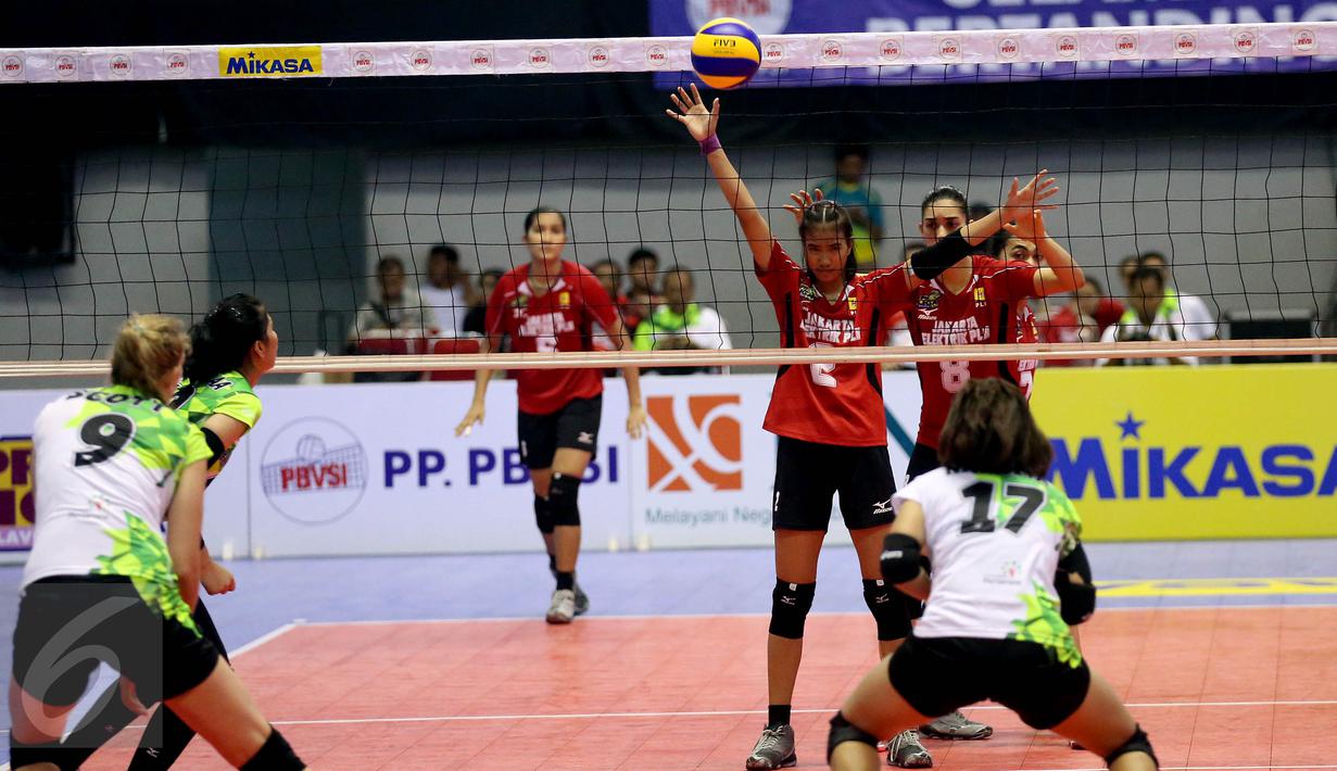 Pemain voli Jakarta Elektrik PLN bersiap menerima smash dari pemain lawan saat pertandingan melawan Jakarta Pertamina Energi di Grand Final Proliga 2017 di GOR Among Rogo, Yogyakarta (23/4). (Liputan6.com/Johan Tallo)