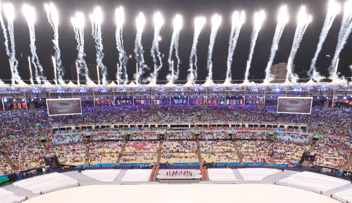 Pesta kembang api mengawali penutupan Olimpiade Rio 2016 di Stadion Maracana, Minggu (21/8). Amerika peroleh 46 emas, 37 perak, dan 38 perunggu disusul Inggris. (REUTERS/Fabrizio Bensch)
