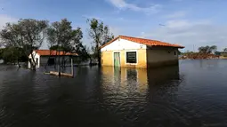 Sebuah rumah tampak terendam banjir yang melanda Asuncion, Paraguay, Senin (28/12). Banjir terparah dalam kurun waktu 23 tahun ini, bahkan telah membuat lebih dari 100.000 warga mengungsi. (REUTERS/Jorge Adorno)