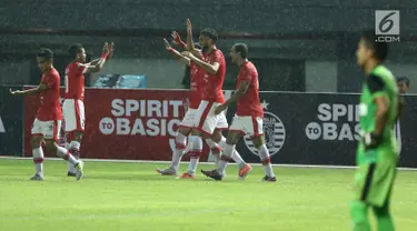 Pemain Persija merayakan gol yang dicetak Willian Pachecho saat laga melawan Perserui pada lanjutan Liga 1 Indonesia di Stadion Patriot Candrabhaga, Bekasi, Selasa (13/6). Persija menang telak 3-0 atas perserui. (Liputan6.com/Helmi Fithriansyah)