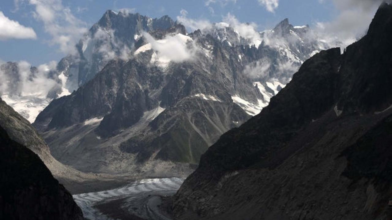 Menelusuri gua es La Grotte de glace di lereng Mont Blanc