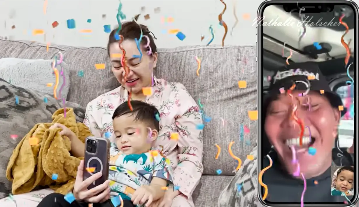 "Suami siun istri, prikitiew," kata Adzam terbata menirukan sang ayah. Sule tampak bahagia dengan perkembangan putranya tersebut. [Youtube/NATHALIE HOLSCHER]