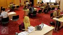 Sejumlah bakal calon kepala daerah saat melaporkan harta kekayaannya di Gedung KPK, Jakarta, Jumat (24/7/2015). KPK membuka loket laporan harta kekayaan penyelenggara negara (LHKPN) sejak 22 Juli hingga 7 Agustus mendatang. (Liputan6.com/Yoppy Renato)