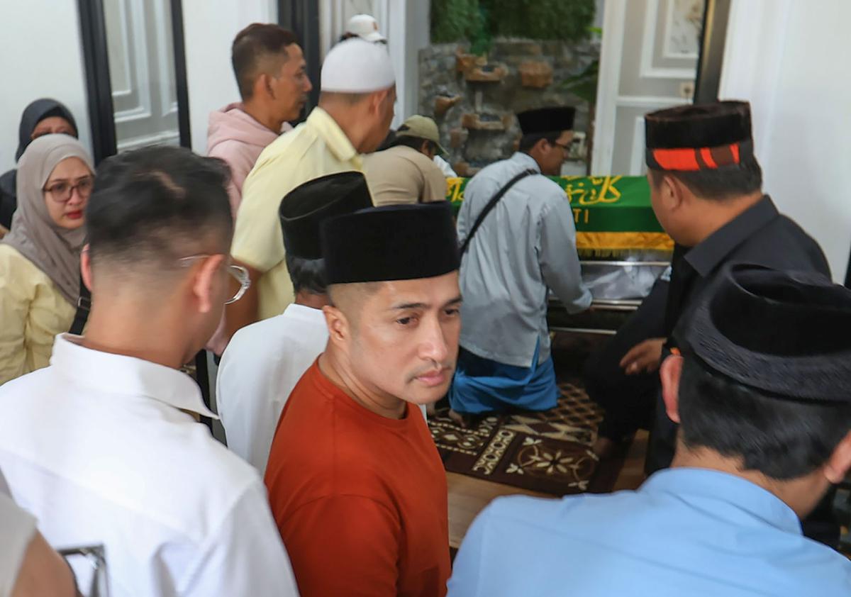 FOTO: Air Mata Iringi Kepergian Mpok Alpa, Komedian yang Tetap Ceria Meski Sakit