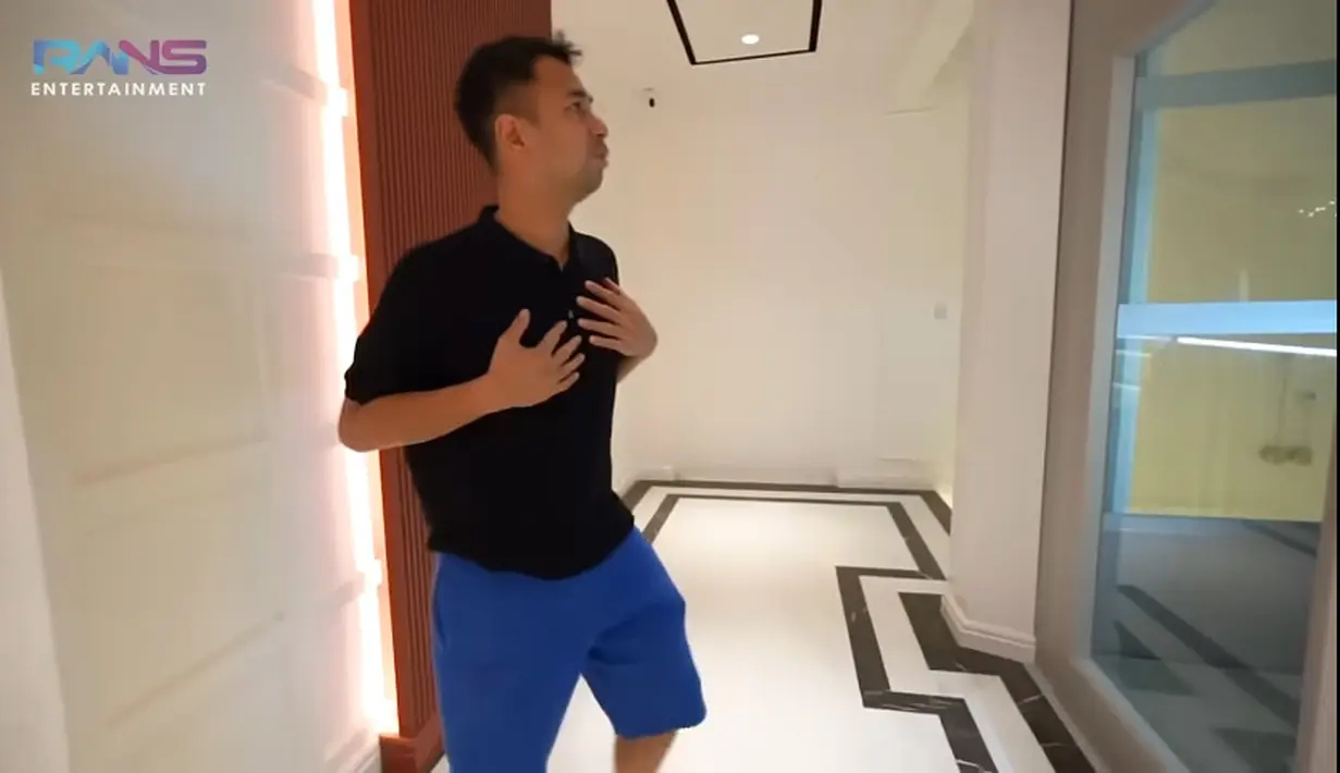 Dalam vlog yang dibagikan, Raffi tampak bersama dengan temannya melihat-lihat rumah barunya. Hingga pada akhirnya Raffi mendekat ke lift. Ia tampak kaget saat memencet tombol pintu lift terbuka.  [Youtube/Rans Entertainment]