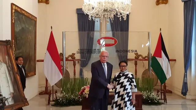 Menteri Luar Negeri Palestina Riyad al-Maliki dan Menteri Luar Negeri RI Retno Marsudi di Kemlu RI, Jakarta (16/10) (Rizki Akbar Hasan / Liputan6.com)
