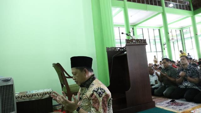 Momen Mendagri Jadi Imam Shalat Jumat di Masjid At-Taqwa Bandara Juanda