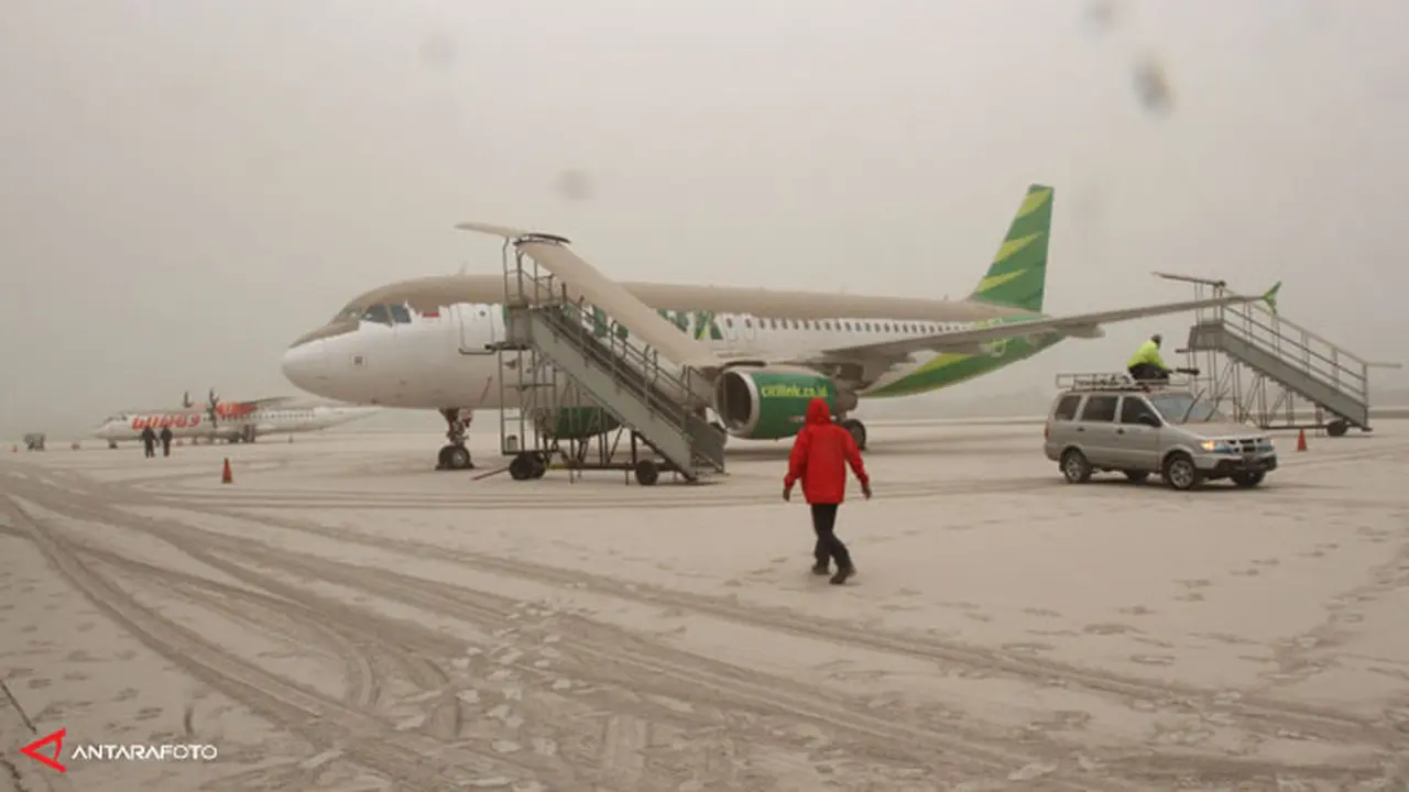 bandara-gunung-kelud-140214c.jpg