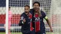 Bek Paris Saint-Germain, Marquinhos (kanan) bersama Neymar melakukan selebrasi usai mencetak gol ke gawang Manchester City dalam laga leg pertama semifinal Liga Champions 2020/2021 di Parc des Princes Stadium, Paris, Rabu (28/4/2021). PSG kalah 1-2 dari Manchester City. (AP/Thibault Camus)