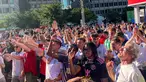 Suporter Timnas Inggris merayakan kemenangan 4-2 atas Kroasia pada laga Grup L Piala Dunia 2026 di FIFA Fan Festival Boston, City Hall Plaza, Boston, AS, Rabu (17/6/2026). Chant "It's Coming Home" menggema usai laga berakhir. Foto: Hery Kurniawan/KLY Sports. (KLY Sports/Hery Kurniawan/Adv/Kurniawan)