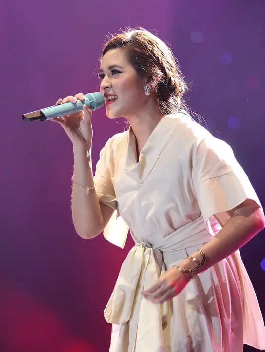 Raisa saat tampil di Jakarta Fair 2015. (Foto: Fathan Rangkuti/Bintang.com)