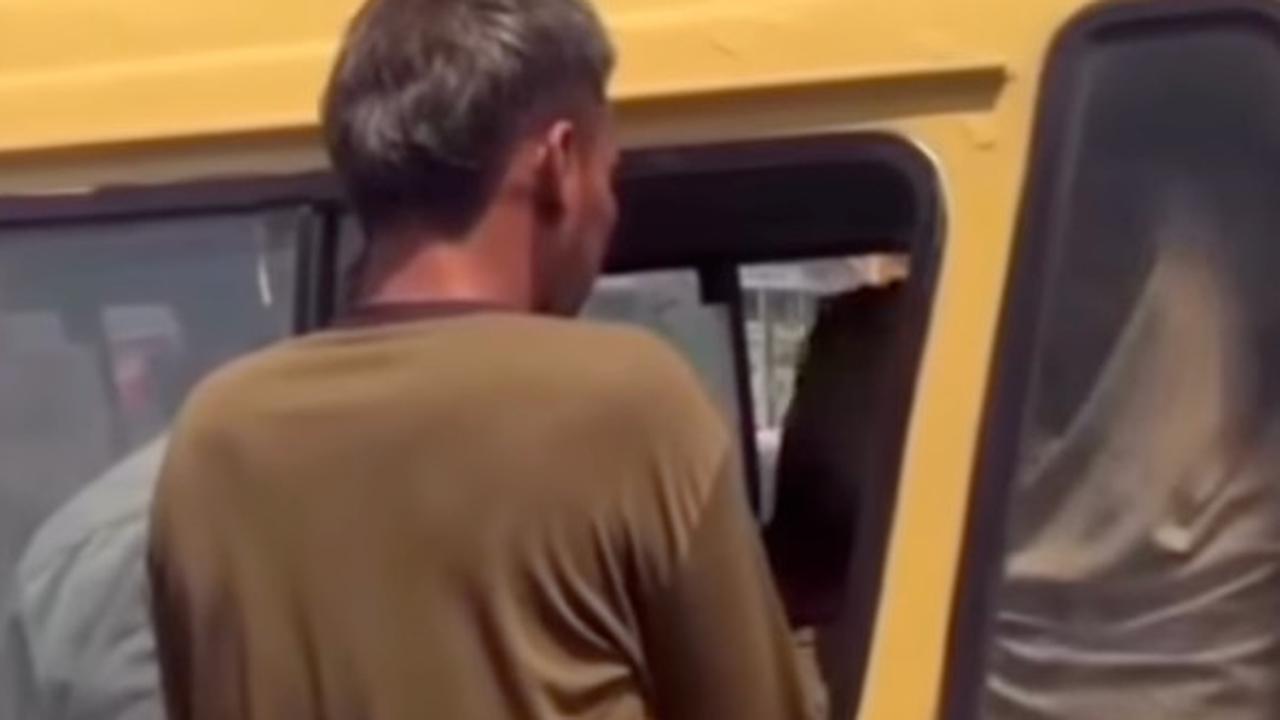 Heboh Video Pria Colek Perempuan di Angkot Ternyata Istrinya Sendiri Lagi Ngambek, Satpol PP Sampai Tahan Tawa