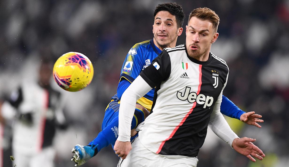 Gelandang Juventus, Aaron Ramsey (depan) berebut bola pada lanjutan pertandingan Liga Serie A Italia melawan Parma di Stadion Allianz, Minggu (19/1/2020). Menghadapi Parma, Juventus menang 2-1 berkat dua gol Cristiano Ronaldo. (Fabio Ferrari/LaPresse via AP)