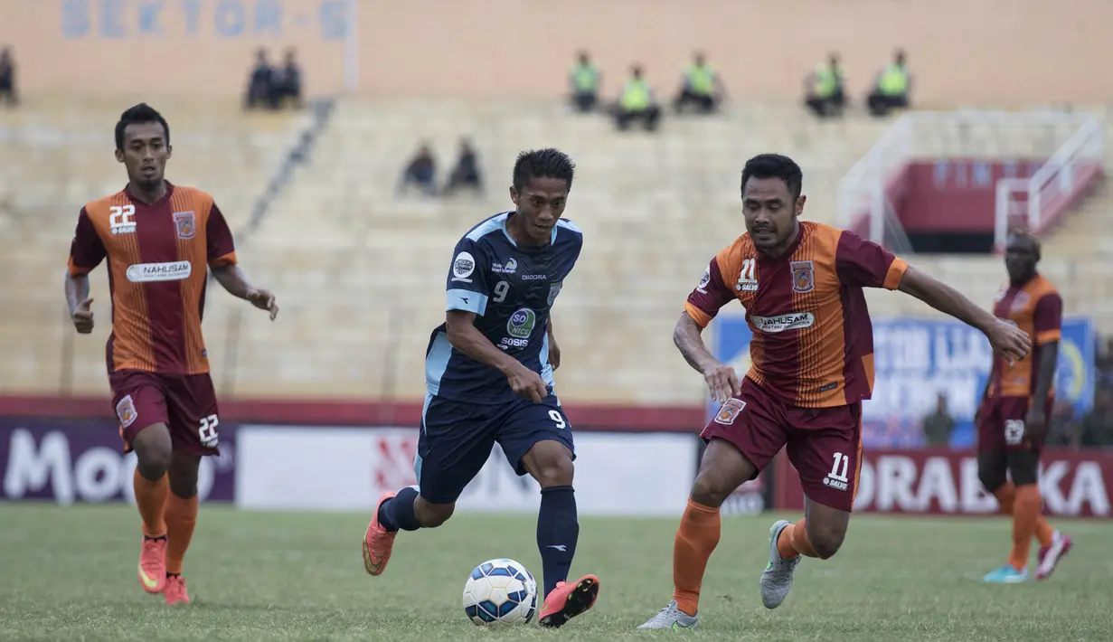 Pemain Persela, M.Solechudin, berusaha melewati pemain Borneo FC, Ponaryo Astaman, pada laga Piala Jenderal Sudirman di Stadion Gelora Delta Sidoarjo, Sabtu (21/11/2015). (Bola.com/Vitalis Yogi Trisna)