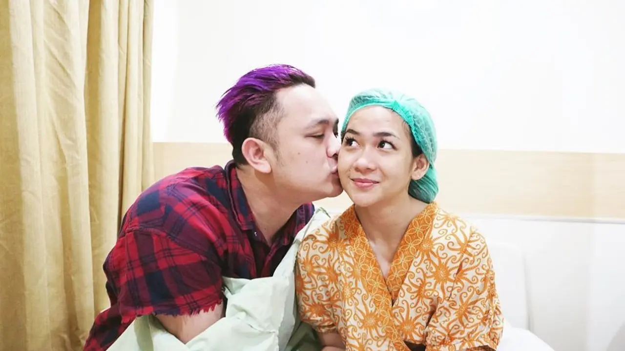Jalanin Program Bayi Tabung, Ini 6 Momen Mesra Gilang Dirga dan Istri