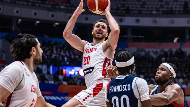 Pemain Lebanon Wael Arakji menerobos pertahanan Prancis di FIBA World Cup 2023 yang digelar di INdonesia Arena