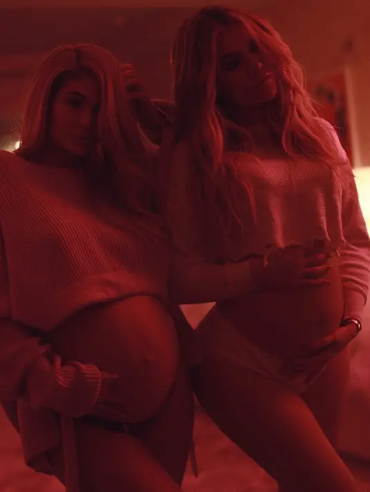Usai Kylie Jenner mengumumkan bahwa dirinya sudah melahirkan anak pertama, Khloe Kardashian pun mengunggah foto kehamilan mereka berdua. (instagram/khloekardashian)