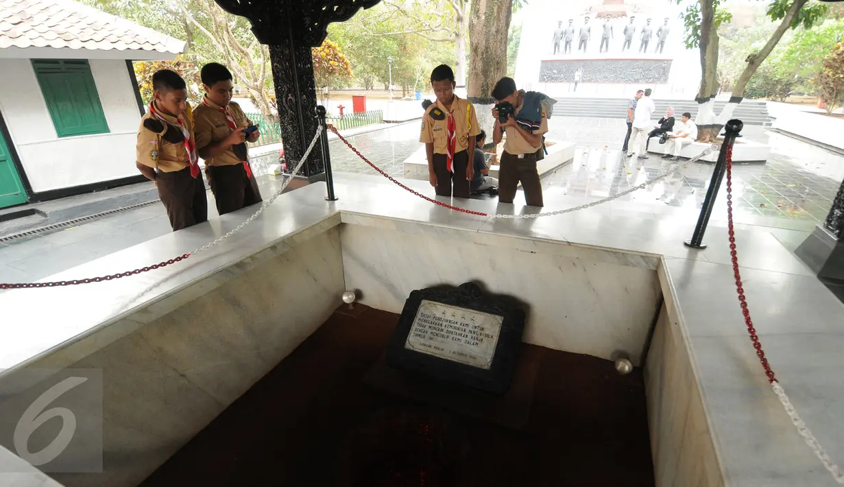 Sejumlah Pramuka mengabadikan sumur tua tempat penguburan jenazah pahlawan revolusi di Monumen Pancasila Sakti, Jakarta, Selasa (29/9/2015). (Liputan6.com/Helmi Fithriansyah)