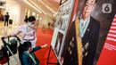 Pengunjung melihat Pameran Foto Potret 7 Presiden RI dengan tema "7 Citizen No.1" di Mall Neo Soho, Jakarta, Selasa (22/11/2022). Pameran menampilkan potret perjalanan presiden yang terekam oleh pewarta foto dari Presiden Pertama Ir. Soekarno sampai presiden sekarang Joko Widodo atau Jokowi. (Liputan6.com/Johan Tallo)