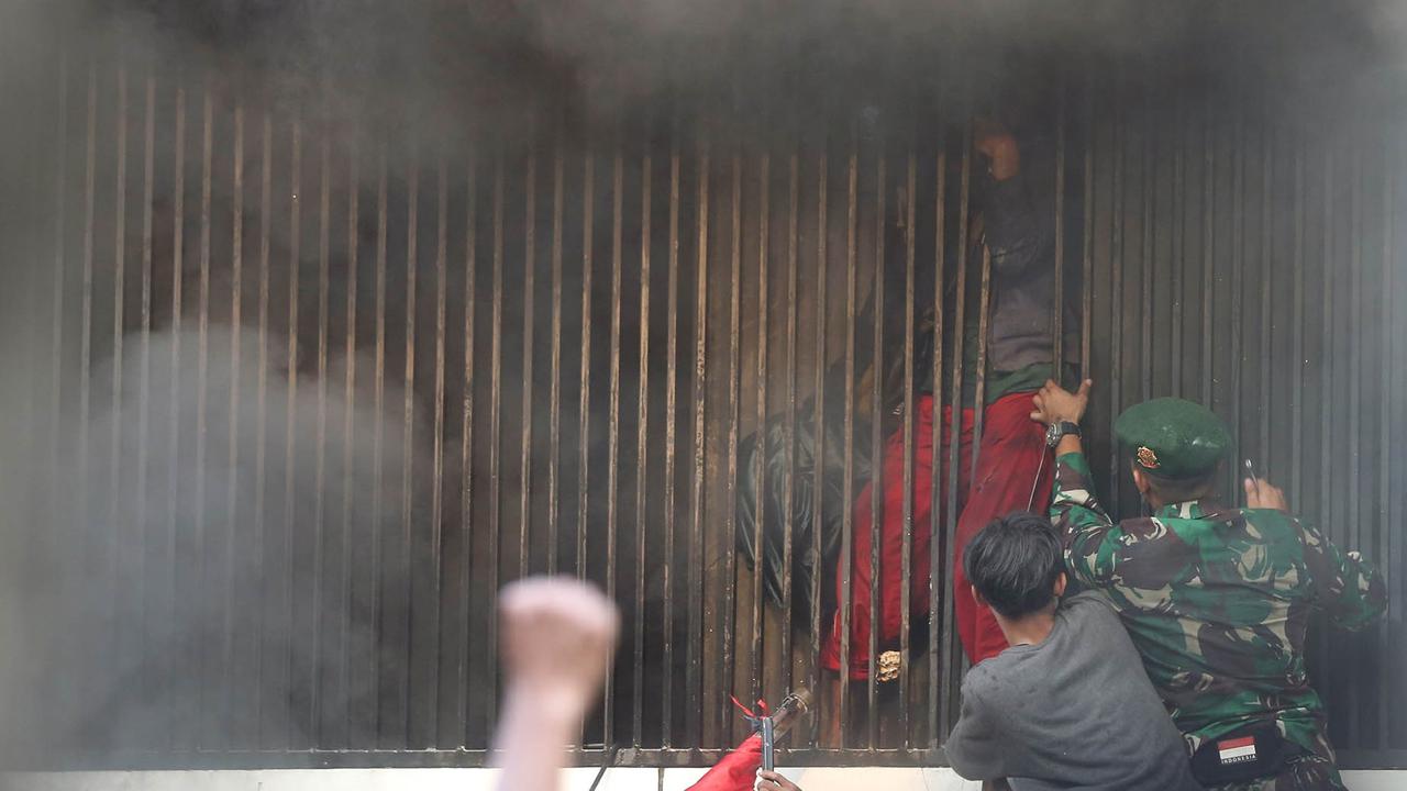 FOTO: Drama Penyelamatan Warga Saat Gedung Terbakar di Tengah Ricuh Kwitang