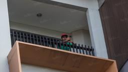 Gelandang Timnas Indonesia, Stefano Lilipaly, bermain handphone saat berada di balkon Hotel Aston Sentul, Jawa Barat, Rabu (14/12/2016). (Bola.com/Vitalis Yogi Trisna)