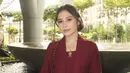 Didampingi sang kekasih, Omara Esteghlal, Prilly tampil serasi dalam balutan outfit bernuansa earthy yang hangat. Keduanya menunjukkan chemistry yang manis, sekaligus menjadi representasi gaya kondangan pasangan muda yang elegan tanpa terkesan berlebihan. [@prillylatuconsina96].