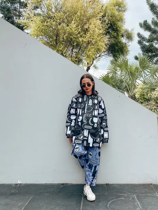 "Kalau bicara kemerdekaan, satu yang terlintas di benakku adalah sebuah proses. Karena yang namanya kemerdekaan yang pastinya nggak akan diraih tanpa proses panjang banget. Di mana kita memperjuangkan kemerdekaan ini," katanya. (Instagram/andienaisyah)