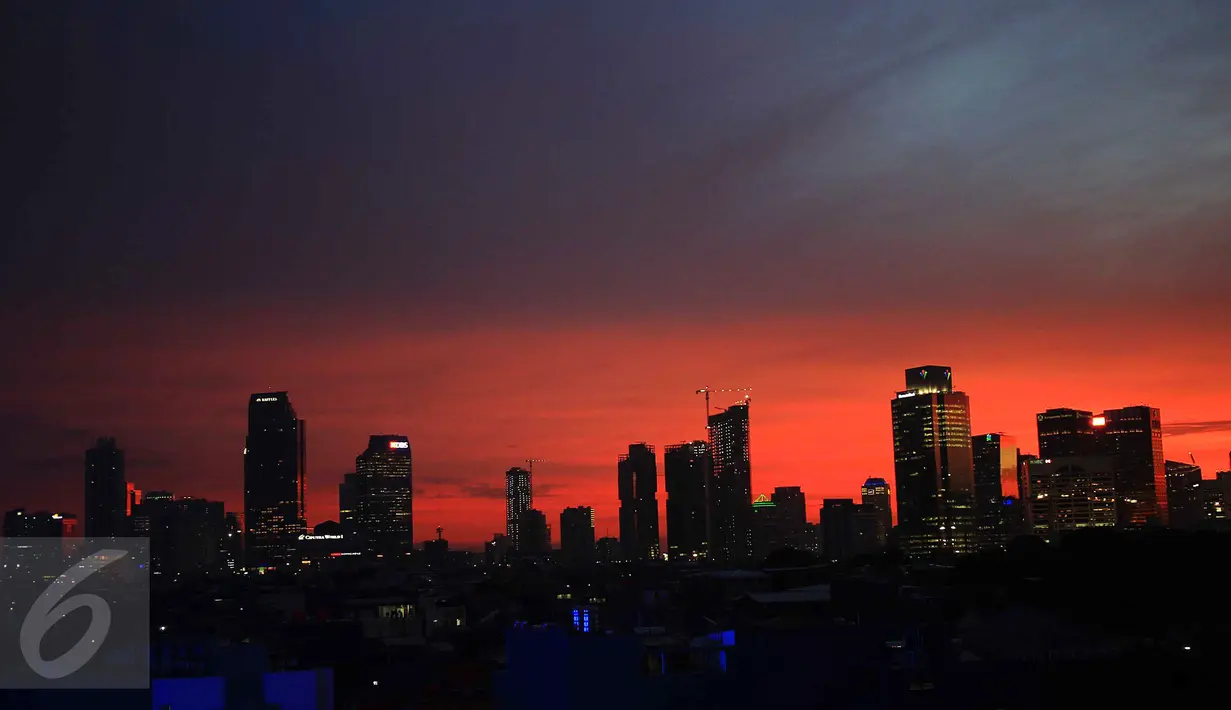 Langit ibukota berwarna merah keemasan dihiasi gedung-gedung pencakar langit, Jakarta, Rabu (23/12/2015). Keindahan langit Jakarta kala sore hari menjadi perbincangan hangat di Media Sosial. (Liputan6.com/Angga Yuniar)