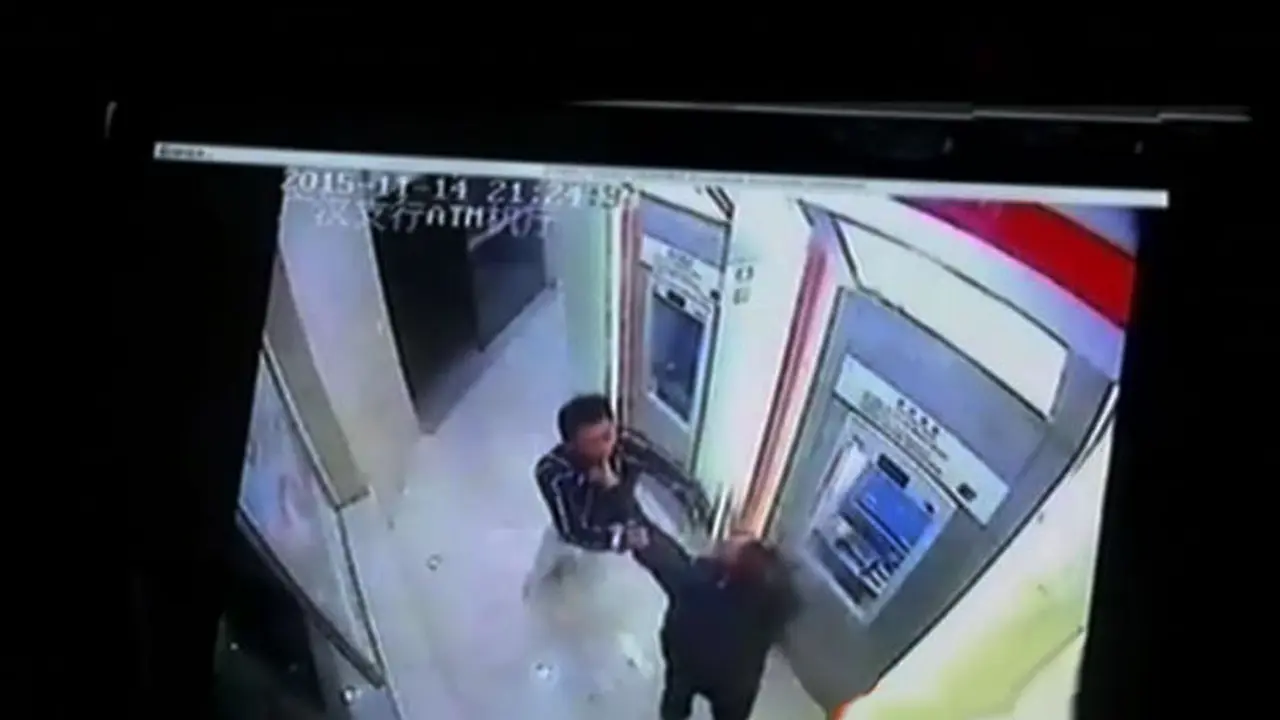 Jendela Dunia: Perampok ATM di China Keok Dihajar Korbannya