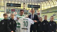 Pemain tim nasional Indonesia, Egy Maulana Vikri, resmi bergabung dengan klub elit Polandia, Lechia Gdansk, Minggu (11/3/2018). (Dok Lechia)