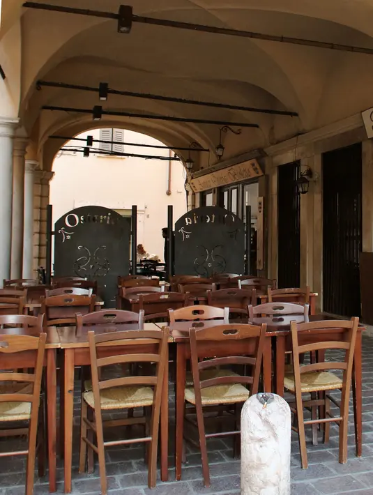 Sebuah restoran yang ditutup di Mantova, Lombardia, Italia pada 8 Maret 2020. Italia memberlakukan isolasi untuk wilayah Lombardia utara dan 14 provinsi di sekitarnya dalam upaya mengendalikan penyebaran virus corona, kata Perdana Menteri Giuseppe Conte pada Minggu (8/3). (Xinhua/Elisa Lingria)
