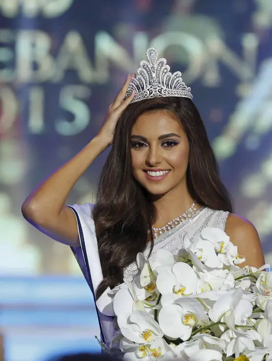 Valerie Abou Chacra tersenyum sambil memegangi mahkota Miss Lebanon 2015 di Beirut, Lebanon, Senin (12/10/2015). ). Mahasiswi cantik berusia 23 tahun itu telah berhasil mengalahkan 13 kontestan lainnya dalam ajang tersebut.  (REUTERS/Mohamed Azakir)   