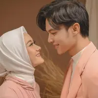 Untuk menghindari hal-hal yang tidak diinginkan, Rey dan Dinda pun berharap jika mereka dilibatkan dalam satu project yang sama. Menurutnya, ada norma-norma yang harus dijaga, terutama berkaitan dengan lawan jenis. (Instagram/dindahauw)