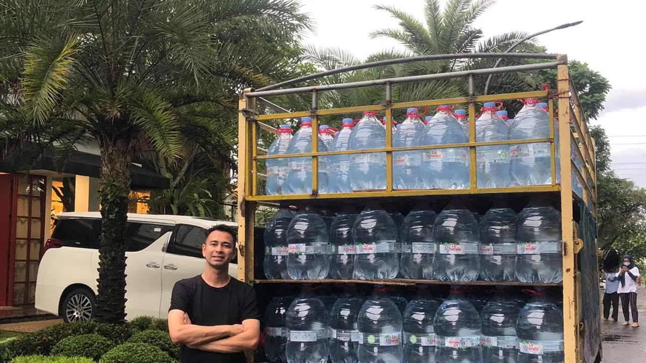 Raffi Ahmad saat membeli satu truk Air Galon