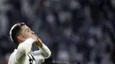Striker Juventus, Cristiano Ronaldo, melakukan selebrasi usai meraih gelar juara Serie A 2019 di Stadion Juventus, Sabtu (20/4). Juventus menang 2-1 atas Fiorentina. (AP/Luca Bruno)