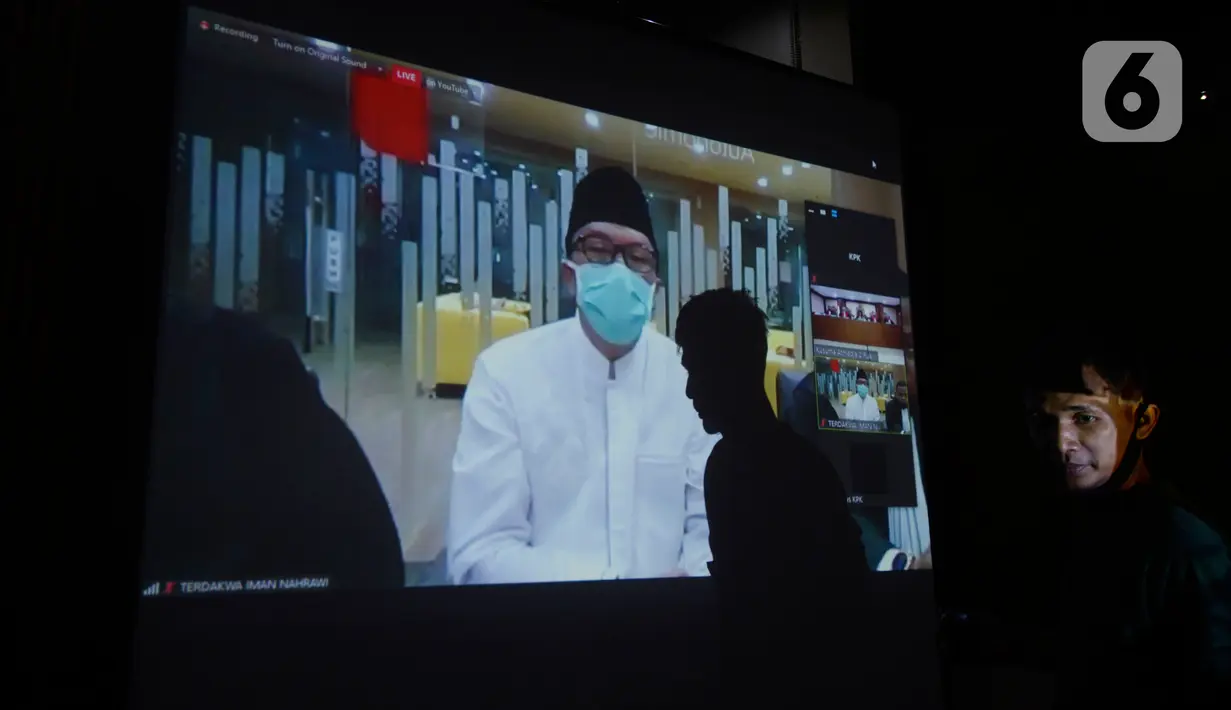 Layar menampilkan sidang putusan dari terdakwa mantan Menteri Pemuda dan Olahraga Imam Nahrawi dalam sidang secara online di gedung KPK, Jakarta, Senin (29/6/2020). Imam Nahrawi dijatuhi vonis 7 tahun penjara dan denda Rp400 juta subsider 3 bulan kurungan. (merdeka.com/Dwi Narwoko)