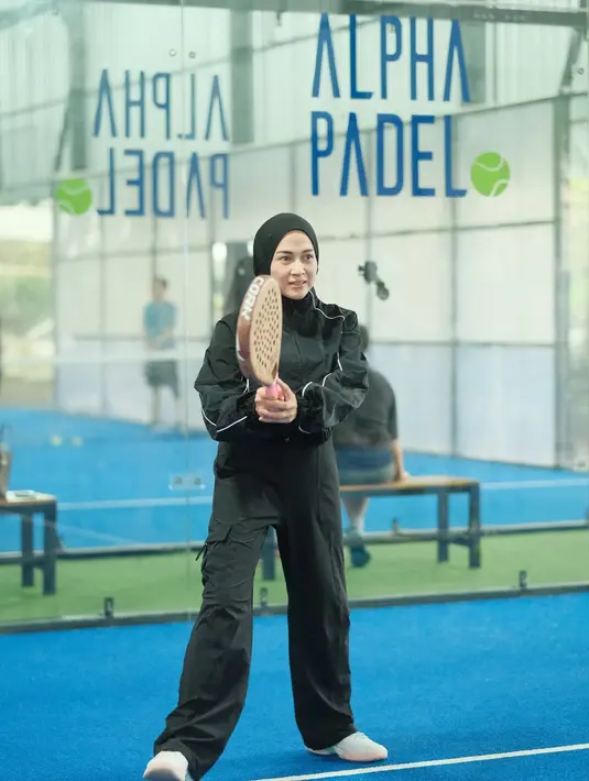 Dalam salah satu unggahannya, Nina tampil monokrom dengan tracksuit hitam berlis putih yang dipadukan dengan sneakers putih. [@ninazatulini22].