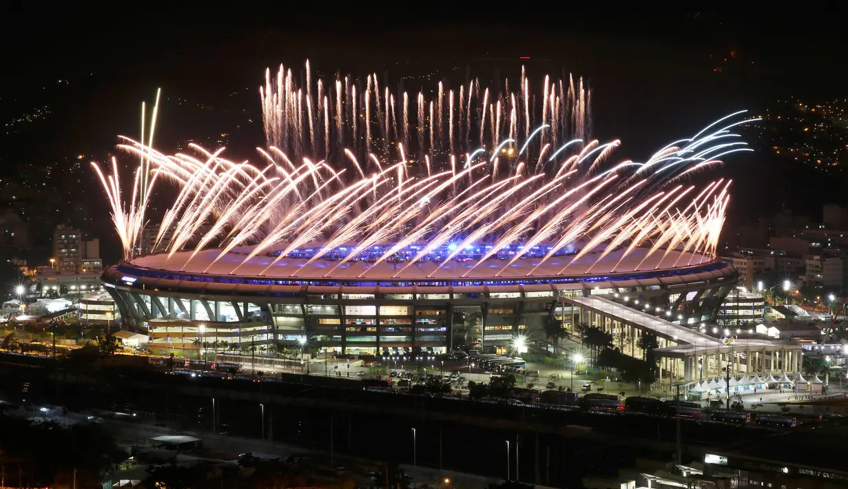 Pesta kembang api ikut memeriahkan Olimpiade 2016 di Rio de Janeiro, Brasil, (5/8). Pesta kembang api dan persembahan luar biasa dari penari dan musisi Brasil ini memberikan pesan dunia untuk melestarikan lingkungan.(REUTERS/Pilar Olivares)