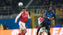Pemain Arsenal, William Saliba (kiri), berebut bola dengan pemain Inter Milan, Marcus Thuram, dalam pertandingan fase liga Liga Champions di Giuseppe Meazza, Italia, Rabu (21/1/2026). (AP Photo/Luca Bruno)