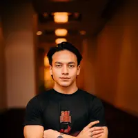 Babang ganteng dalam dunia Sri Asih tak hanya Reza Rahadian. Ada Jefri Nichol yang resmi bergabung ke jagat sinema Bumi Langit dan kebagian peran Tangguh. Terkait peran ini, Jefri Nichol dalam konferensi pers mengatakan, “Kesulitannya, ada beberapa scene fighting yang aku improvisasi. Aku baru belajar koreografi, aku takut enggak cukup buat Sri Asih dan Mbak Upi. Itu yang bikin deg-degan.” (Foto: Dok. Poplicist)