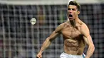 Striker Real Madrid Cristiano Ronaldo menunjukkan ototnya saat merayakan gol usai membobol gawang Juventus lewat tendangan penalti dalam petandingan Liga Champions di stadion Santiago Bernabeu, Madrid (11/4). (AFP Photo/Oscar Del Pozo)