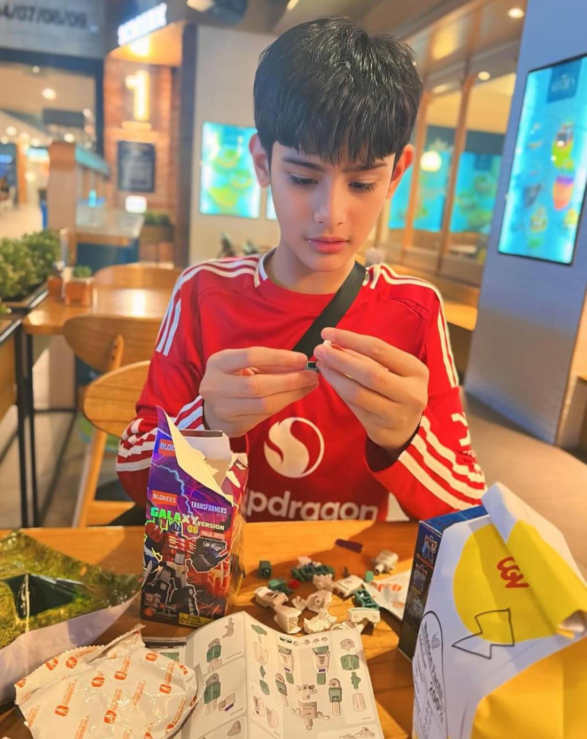 5 Potret Sonny Septian dan Faaz Habiskan Quality Time bersama dengan Jersey Serasi