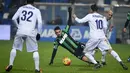 Pemain Sassuolo, Simone Missiroli (tengah) berebut bola dengan para pemain Fiorentina pada lanjutan liga Italia Serie A di Stadion Mapei, Reggio Emilia, Selasa (01/12/2015). (AFP Photo/Olivier Morin)