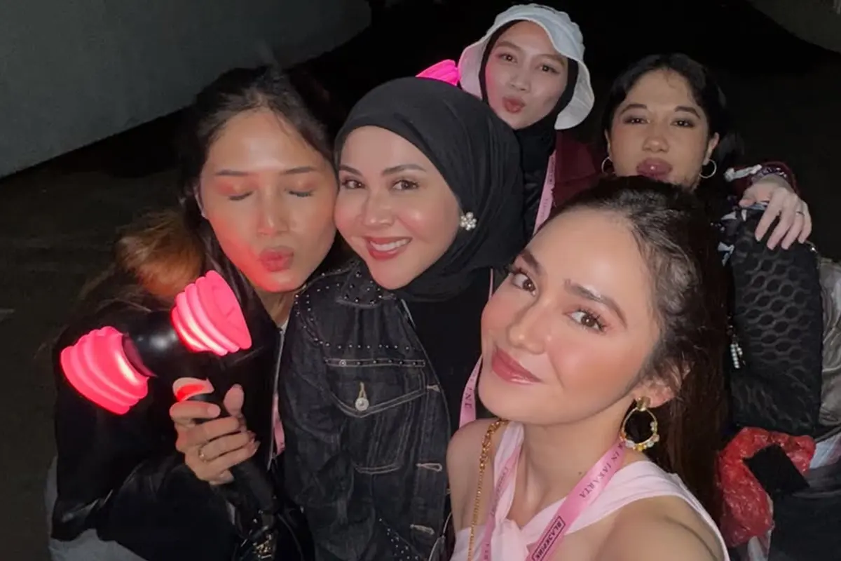 9 Potret Gaya Artis Nonton Konser BLACKPINK 'DEADLINE' di Jakarta, Diguyur Hujan