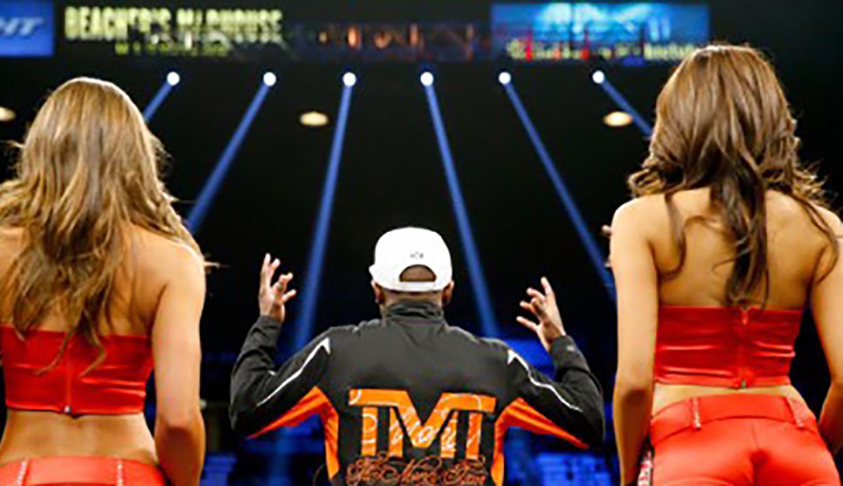 Petinju Floyd Mayweather Jr. menggelar jumpa pers usai kemenangannya melawan Manny Pacquiao di  MGM Grand Garden Arena, AS, Sabtu (2/5/2015). Mayweather merupakan atlet terkaya tahun 2015 versi media Forbes. (Getty Images/AFP/Al Bello)