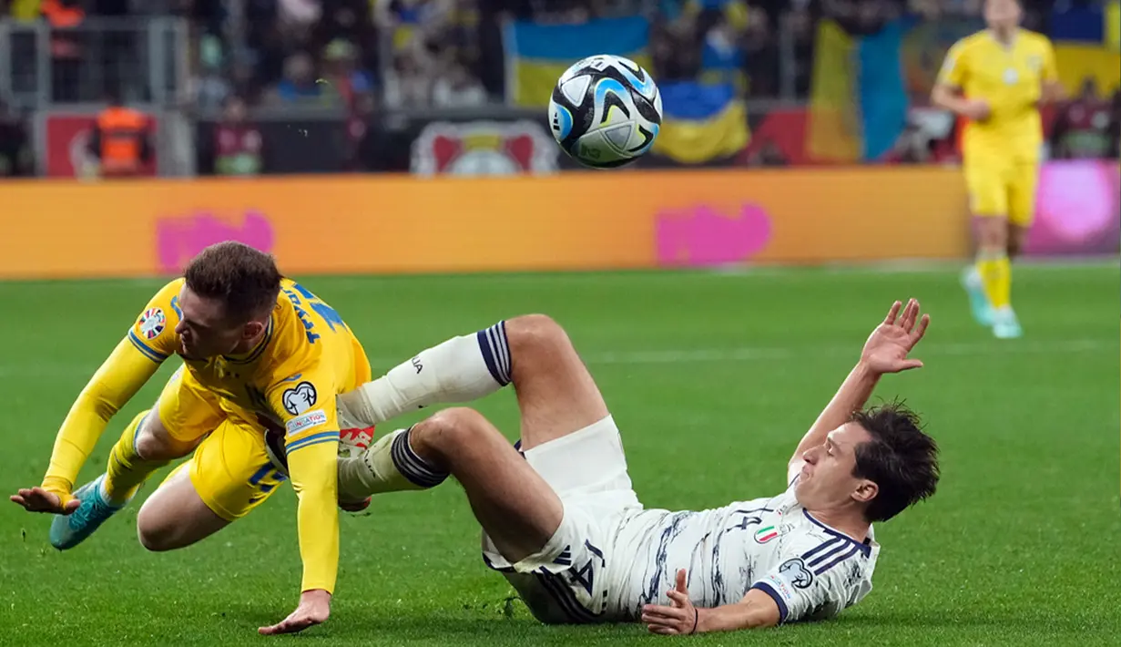 Ukraina terus menyerang Italia hingga detik-detik akhir laga, namun tidak ada gol yang tercipta. Skor imbang memastikan Italia melangkah ke putaran final Euro 2024. (AP Photo/Martin Meissner)