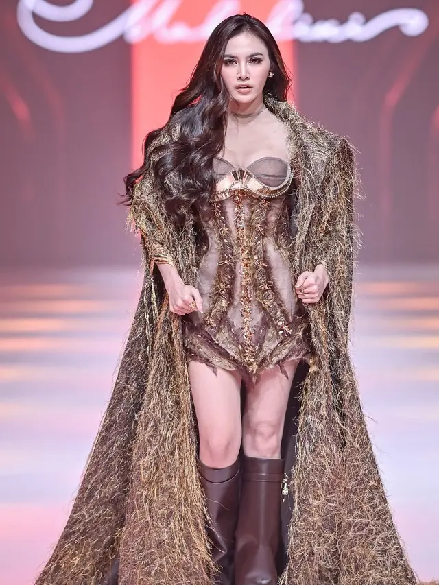Mahalini Tampil di Runway Jakarta Fashion Week 2026 kenakan koleksi Lisa Ju. [Dok. Jakarta Fashion Week]
