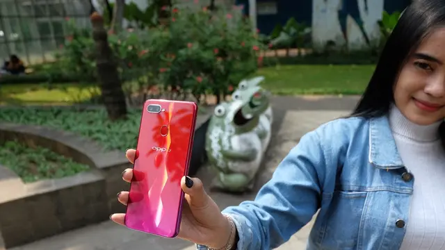 Oppo F9 warna Sunrise Red